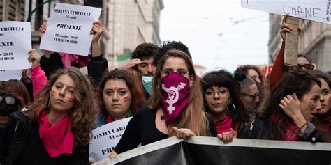  La Protesta Femminista del 2022: Un'Esplosione di Coraggio Contro le Rigide Norme Sociali