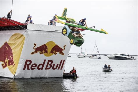 Red Bull Flugtag: Una celebrazione delirante dell'ingegno umano e della costante sfida alla gravità