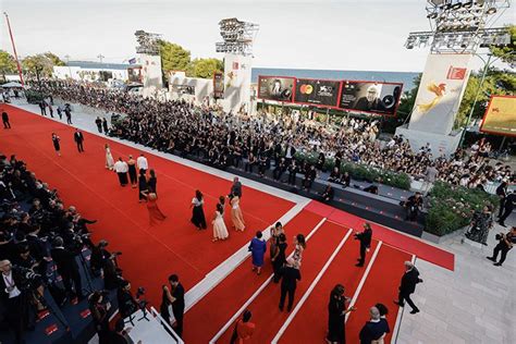 Il Festival Internazionale di Cinema di Istanbul: Una celebrazione del cinema turco e un omaggio al genio di Özcan Deniz